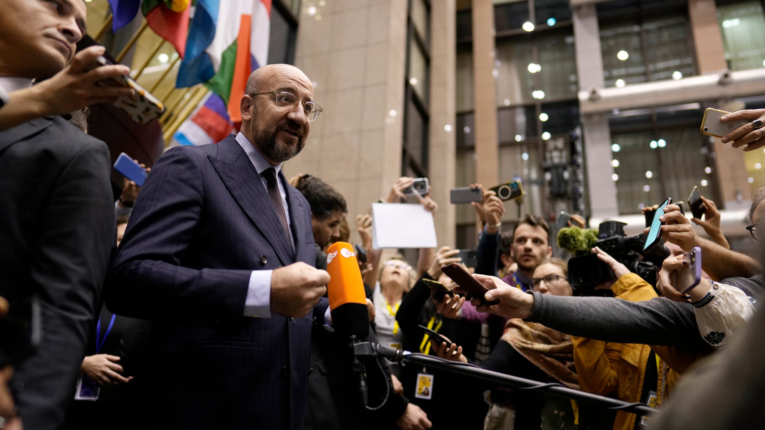 Hungary to Reject Ukraine’s EU Aspiration Amid €90 Billion Loan Offer